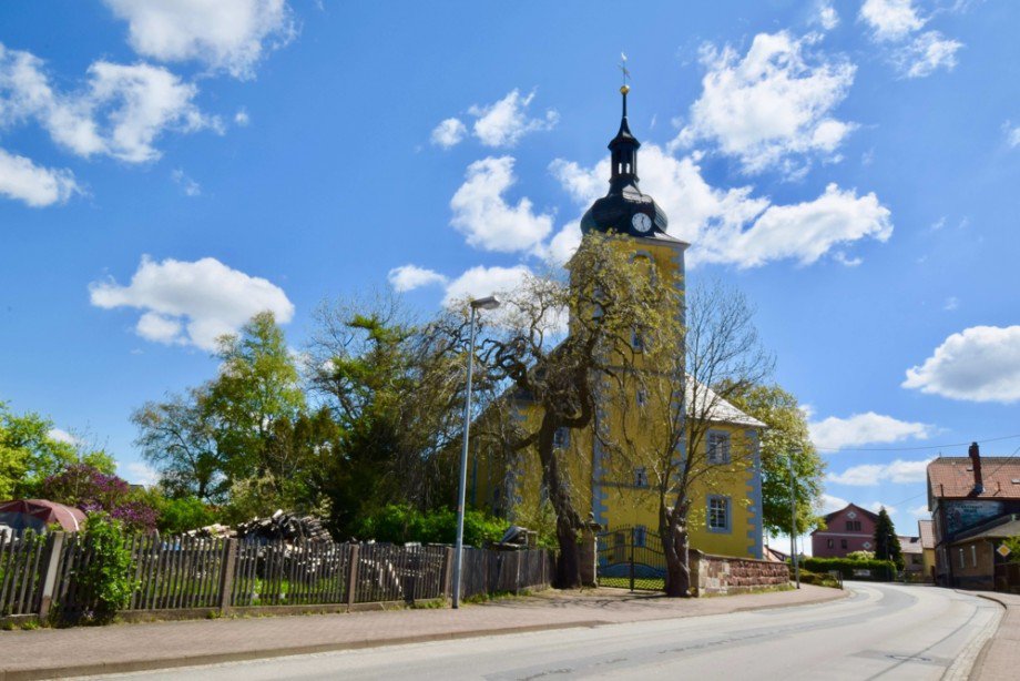 Bahnhofstra�e in Gr�fenhain mit Dreifaltigkeitskirche Doppelhaush�lfte Gr�fenhain/ Ohrdruf