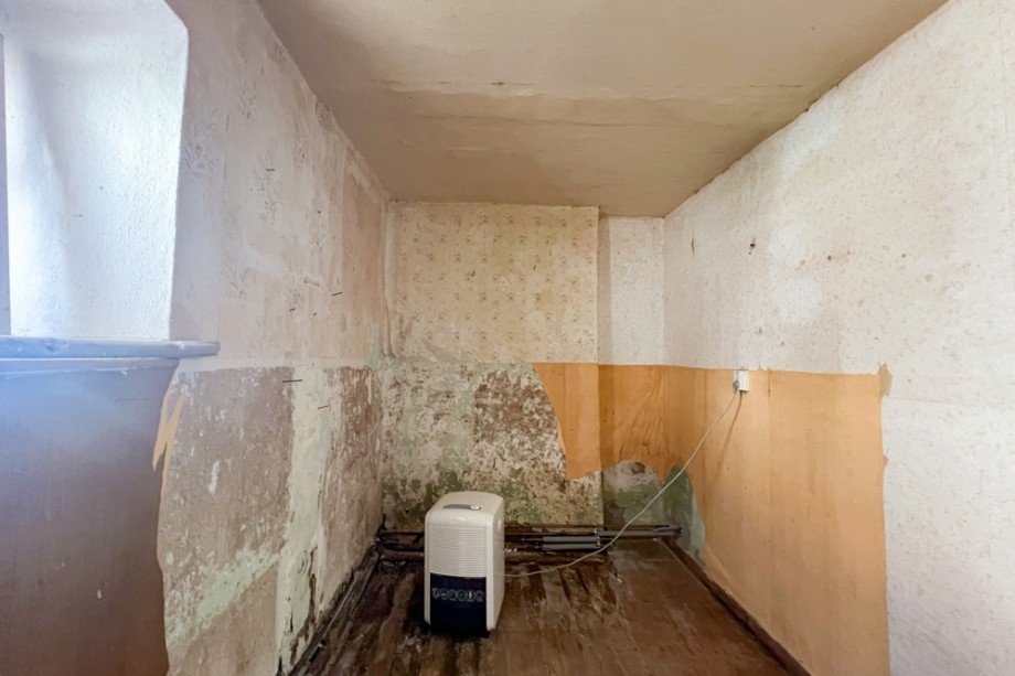 Kleienr Raum hinter Bad mit Wasserschaden Einfamilienhaus Am Ettersberg / Berlstedt