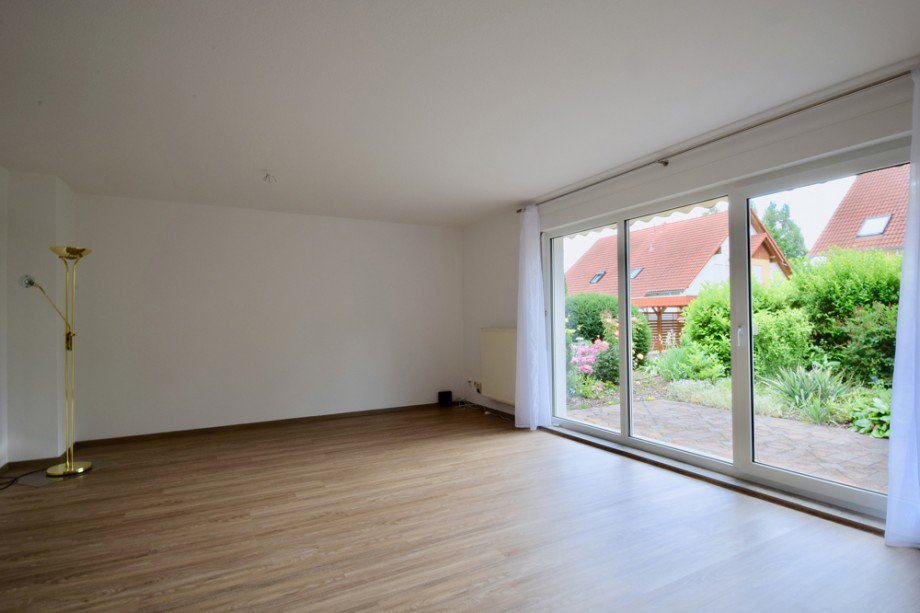 Wohnzimmer Blick zur Terrasse Doppelhaush�lfte Erfurt