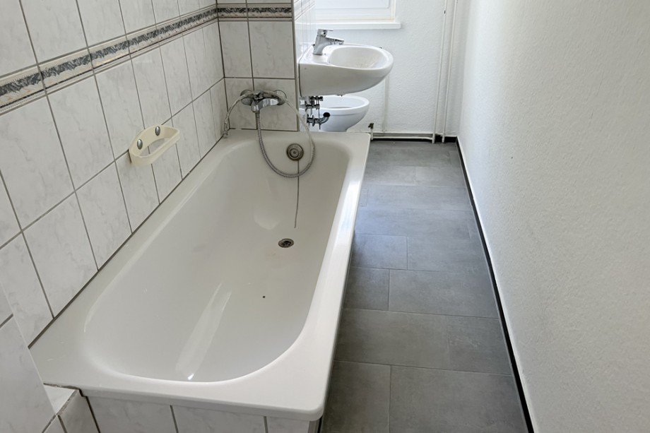 Badezimmer mit Badewanne Etagenwohnung Buttst�dt