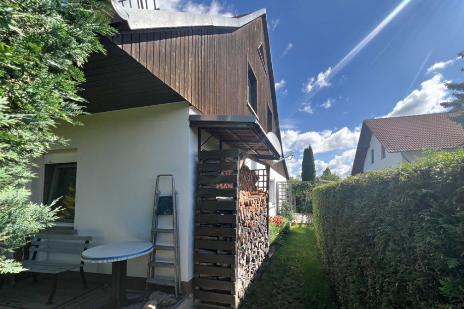 Holzlager an der Giebelseite Einfamilienhaus Erfurt / Niedernissa
