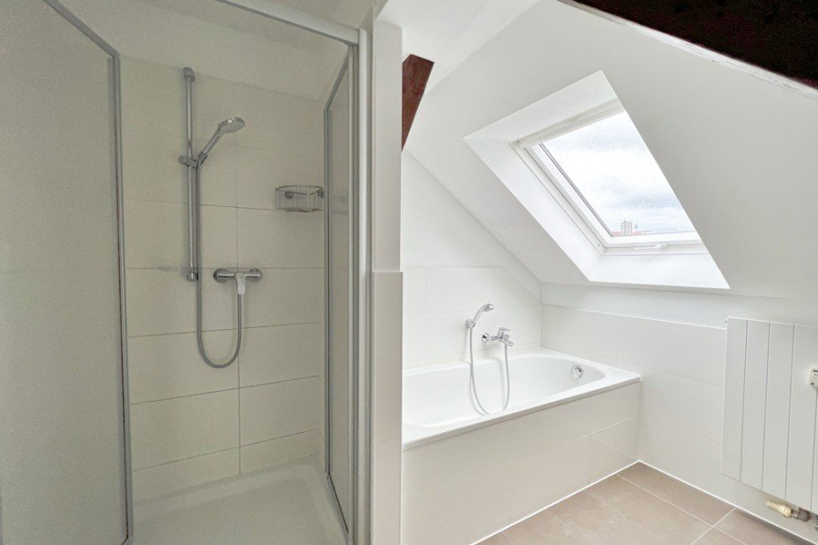 Badezimmer mit Dusche und Wanne Maisonettewohnung Erfurt