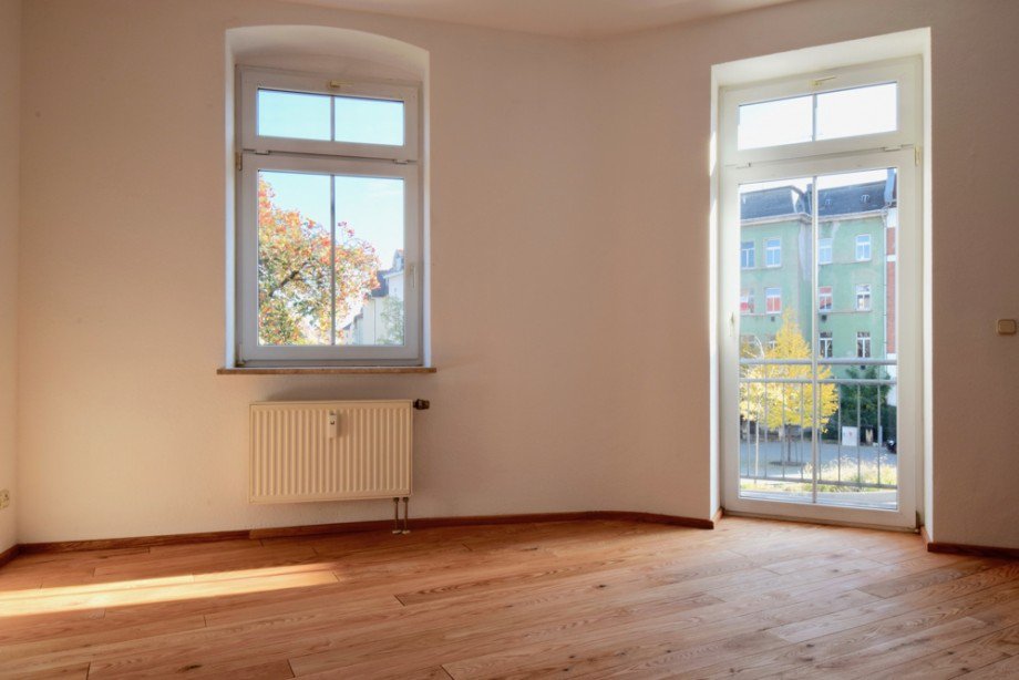 Wohnzimmer mit neuem Echtholzparkett Etagenwohnung Erfurt