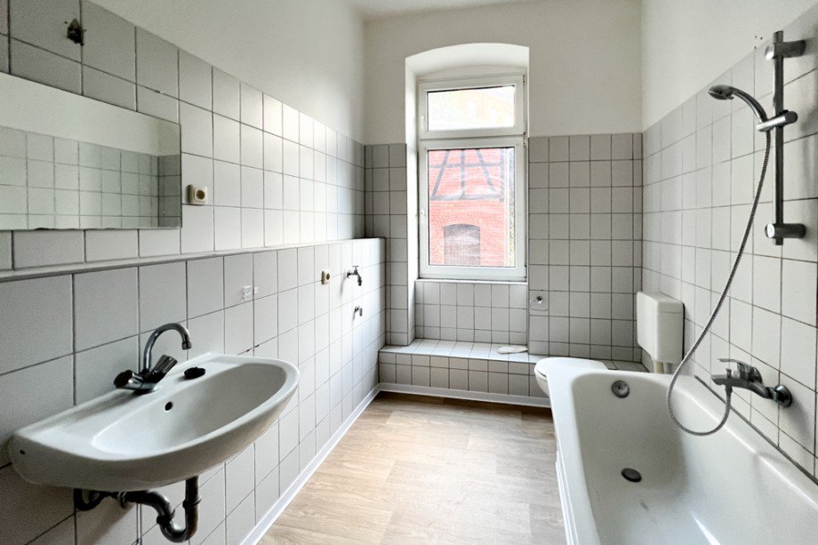 Tageslichtbad mit Badewanne Erdgeschosswohnung Erfurt