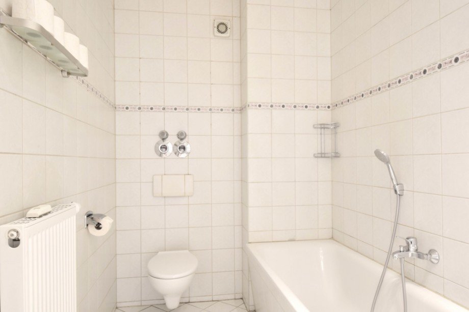 Badezimmer zeitlos wei� gefliest Etagenwohnung Erfurt