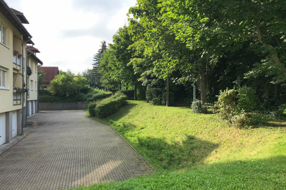 Zufahrt und Gr�nfl�che hinter dem Haus Etagenwohnung Erfurt / Niedernissa