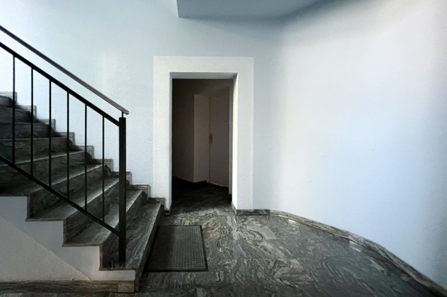 Hausflur mit Treppenaufgang Etagenwohnung Erfurt /Andreasvorstadt