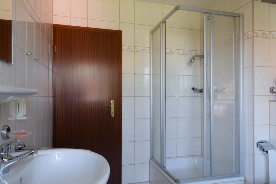 Badezimmer mit Dusche Beispielhaus Doppelhaush�lfte Erfurt/ Salomonsborn
