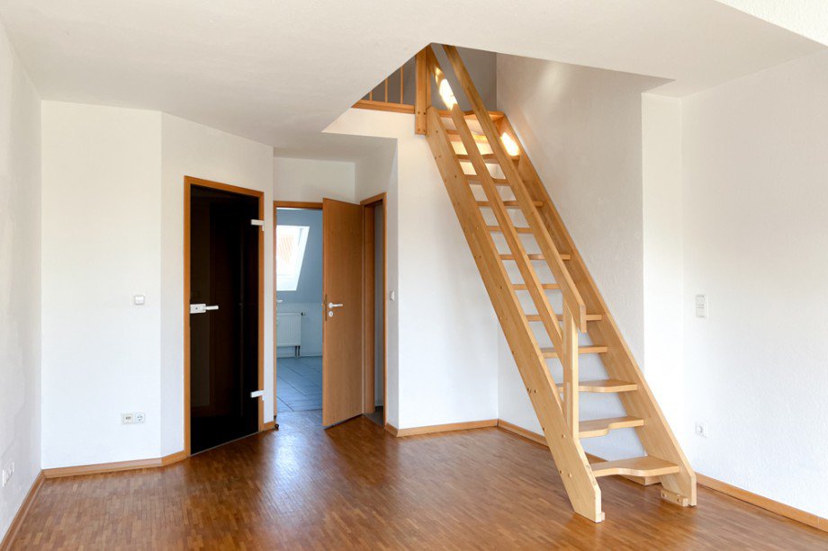 Wohnzimmer mit Galerietreppe und Wandschrank Maisonettewohnung Erfurt