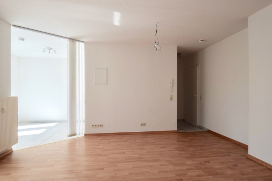 Wohnzimmer mit K�che und Flur im Hintergrund Etagenwohnung Erfurt